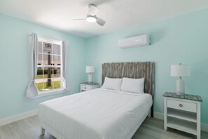 2 bedrooms, iron/ironing board, WiFi, bed sheets - Egret Bungalow- Renovated Cottage near Beaches (Bonita Springs)