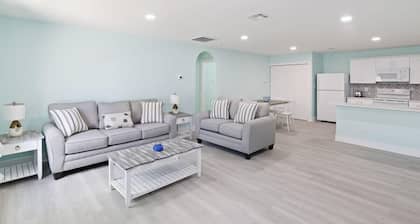 Osprey Suite- Cute Cottage Fenced Yard Pet Friendly