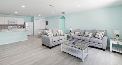 Sandpiper Suite- Cute 2BR Fenced Yard Pet Friendly