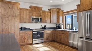 Kylskåp, mikrovågsugn, ugn och spishäll