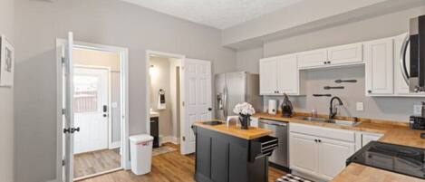 ثلاجة، ميكروويف، فرن، موقد طهي مسطح