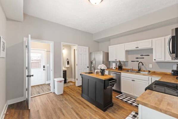 冷蔵庫、電子レンジ、オーブン、コンロ