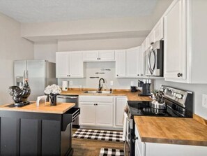 Fridge, microwave, oven, stovetop - King Bed|Sleep 8|Baby|Fireplace|Laundry (Indianapolis)