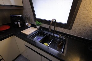 Frigorifero, microonde, forno, piano cottura