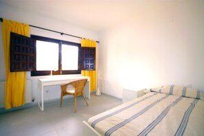 5 habitaciones, tabla de planchar con plancha, wifi y ropa de cama