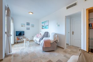 TV - Refugio de Riviera 2 bed apt with sea view (Mijas Costa)