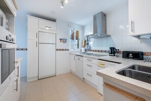 Køleskab, mikrobølgeovn, ovn, kogeplade