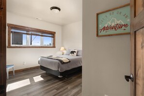 2 bedrooms, iron/ironing board, travel cot, Internet - Mountain Condo in the Heart of Columbia Falls! Private balcony (Columbia Falls)