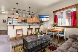 TV - Mountain Condo in the Heart of Columbia Falls! Private balcony (Columbia Falls)