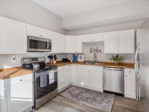 Kühlschrank, Mikrowelle, Ofen, Geschirrspüler