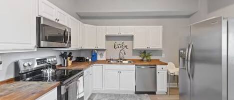 Réfrigérateur, micro-ondes, four, lave-vaisselle