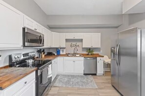 Een koelkast, een microgolfoven, een oven, een vaatwasser