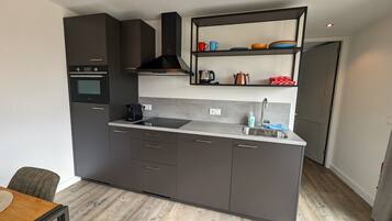 Full-size fridge, microwave, oven, stovetop