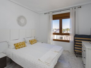 2 bedrooms, iron/ironing board, internet, bed sheets