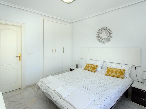 2 habitaciones, tabla de planchar con plancha, internet y ropa de cama 