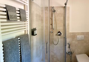 Een douche, een haardroger, handdoeken