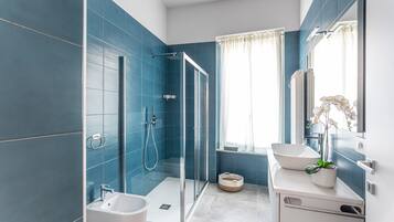 Douche, sĂšche-cheveux, serviettes fournies