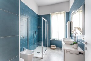 Doccia, asciugacapelli, asciugamani