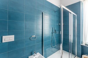 Douche, séchoir à cheveux, serviettes fournies