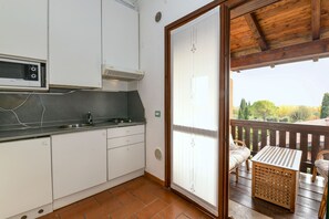 Fridge, microwave, coffee/tea maker, cookware/dishes/utensils - Garda Golf Apartment (Soiano del Lago)
