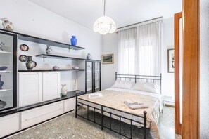 3 عدّة غرف نوم ومكواة/لوح كي وواي فاي مجانًا وملاءات أسرّة