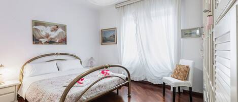 3 عدّة غرف نوم ومكواة/لوح كي وواي فاي مجانًا وملاءات أسرّة