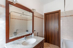 Secador de cabelo, toalhas de banho