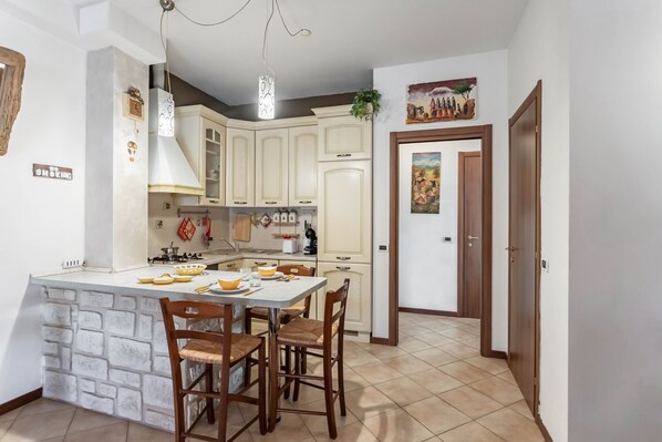 Kjøleskap, ovn, kokeplater og oppvaskmaskin