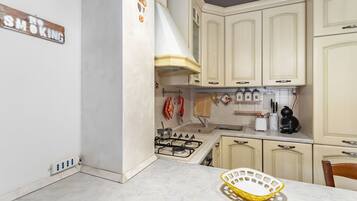 Frigorifero, forno, piano cottura, lavastoviglie