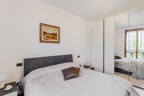 Een strijkplank/strijkijzer, gratis wifi, beddengoed