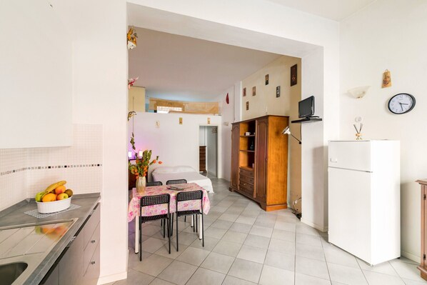 Fridge, microwave, oven, coffee/tea maker