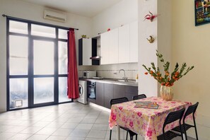 Fridge, microwave, oven, coffee/tea maker - Essenza Holiday House (Florencia)