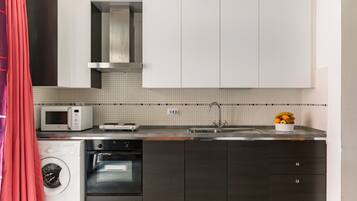 Fridge, microwave, oven, coffee/tea maker