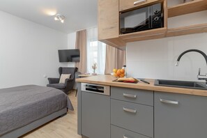 Kylskåp, mikrovågsugn, diskmaskin och kaffe- och tebryggare