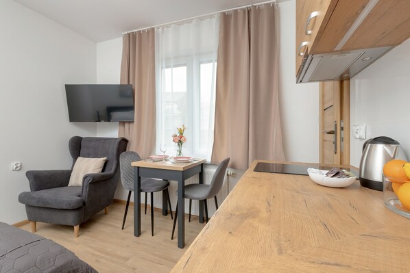 Kylskåp, mikrovågsugn, diskmaskin och kaffe- och tebryggare