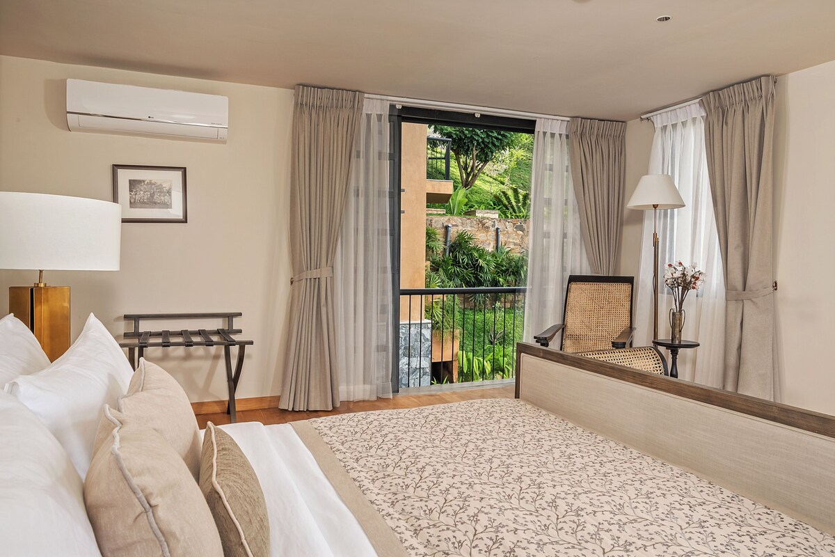 6 bedrooms, Egyptian cotton sheets, premium bedding, down comforters