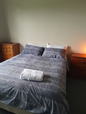 1 habitación, tabla de planchar con plancha, wifi gratis y ropa de cama 