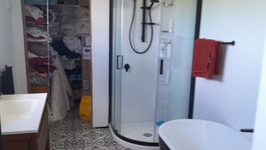 Un bagno con doccia, lavandino e WC.