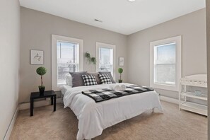 6 bedrooms, desk, iron/ironing board, WiFi - Chic 6BR Retreat:10 beds 3.5 Baths for Groups (Indianapolis)