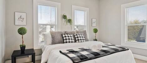 6 عدّة غرف نوم ومكتب ومكواة/لوح كي وواي فاي