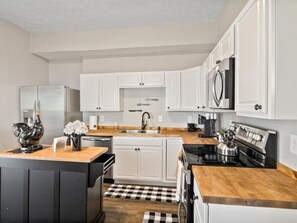 Fridge, microwave, oven, stovetop - Chic 6BR Retreat:10 beds 3.5 Baths for Groups (Indianapolis)