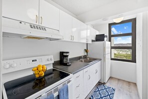 ثلاجة، ميكروويف، فرن، موقد طهي مسطح