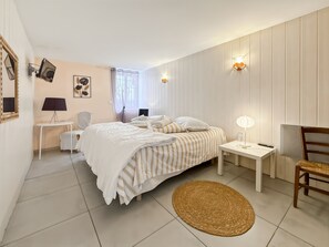 3 quartos, ferros/tábuas de passar roupa, berço de viagem