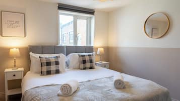 5 dormitorios, tabla de planchar con plancha, cuna de viaje