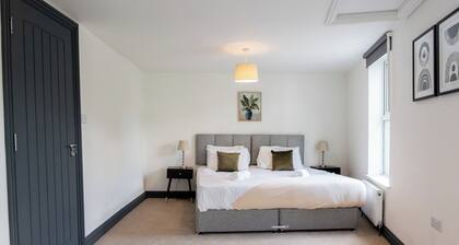 Hosta House - Cotswold's Cosy 5 Bed Home - Pool Table - Near Canal