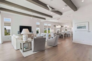 TV, livros, aparelho de som, escritórios