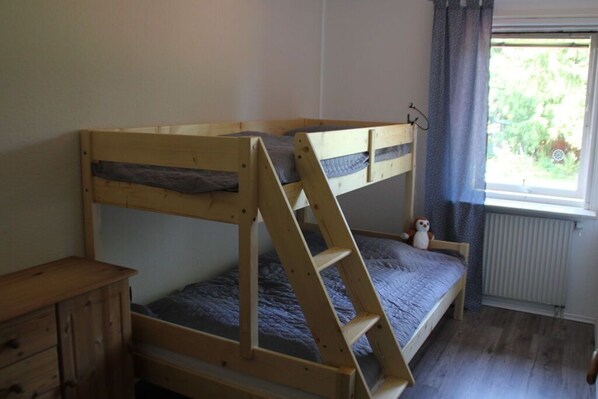 4 bedrooms, iron/ironing board, Internet, bed sheets