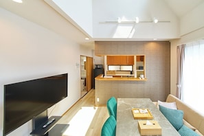 Family Apartment | Ruang tamu | 50 inci televisyen skrin rata dengan kabel