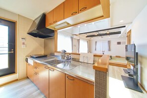 Familienapartment | Eigene Küche | Mini-Kühlschrank, Mikrowelle, Herdplatte, Toaster