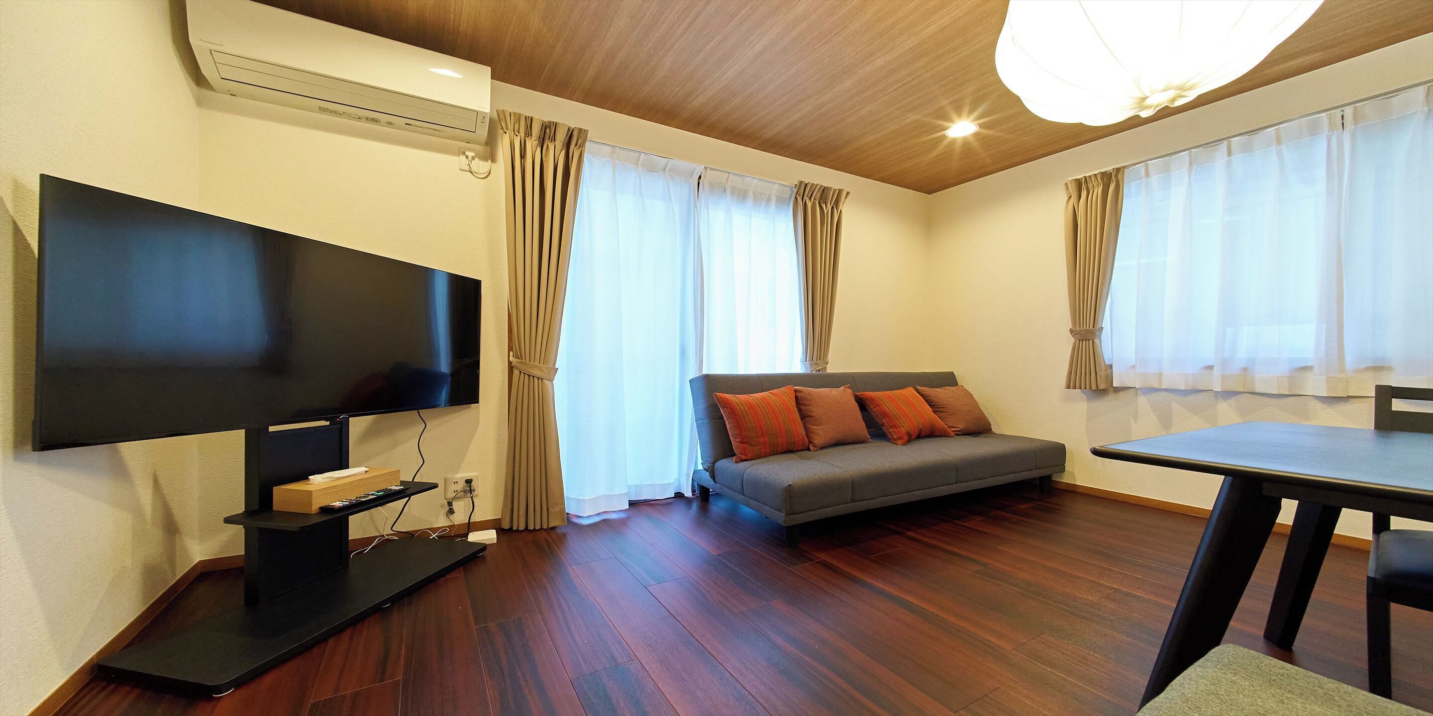 Basic-Apartment | Wohnbereich | 50-Zoll-Flachbildfernseher mit Kabelempfang, Streaming-Dienste